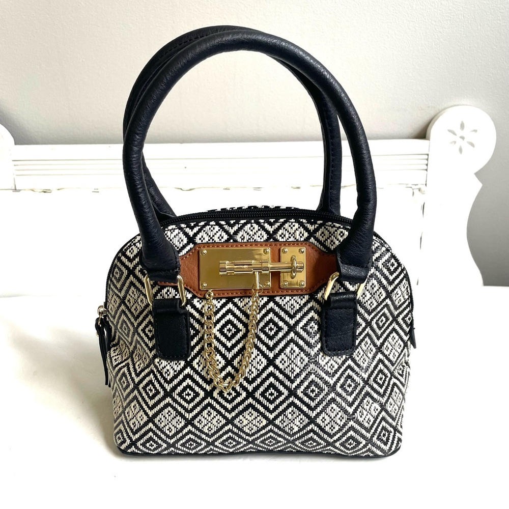 BLACK CREAM WOVEN THATCHED HANDBAG DOUBLE STRAPS HINGE LOCK ZIPPER TOP CLOSURE